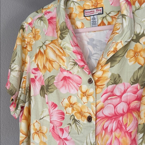 button down shirt with relaxed fit multi color Hibiscus floral design throughout - Picture 4 of 5
